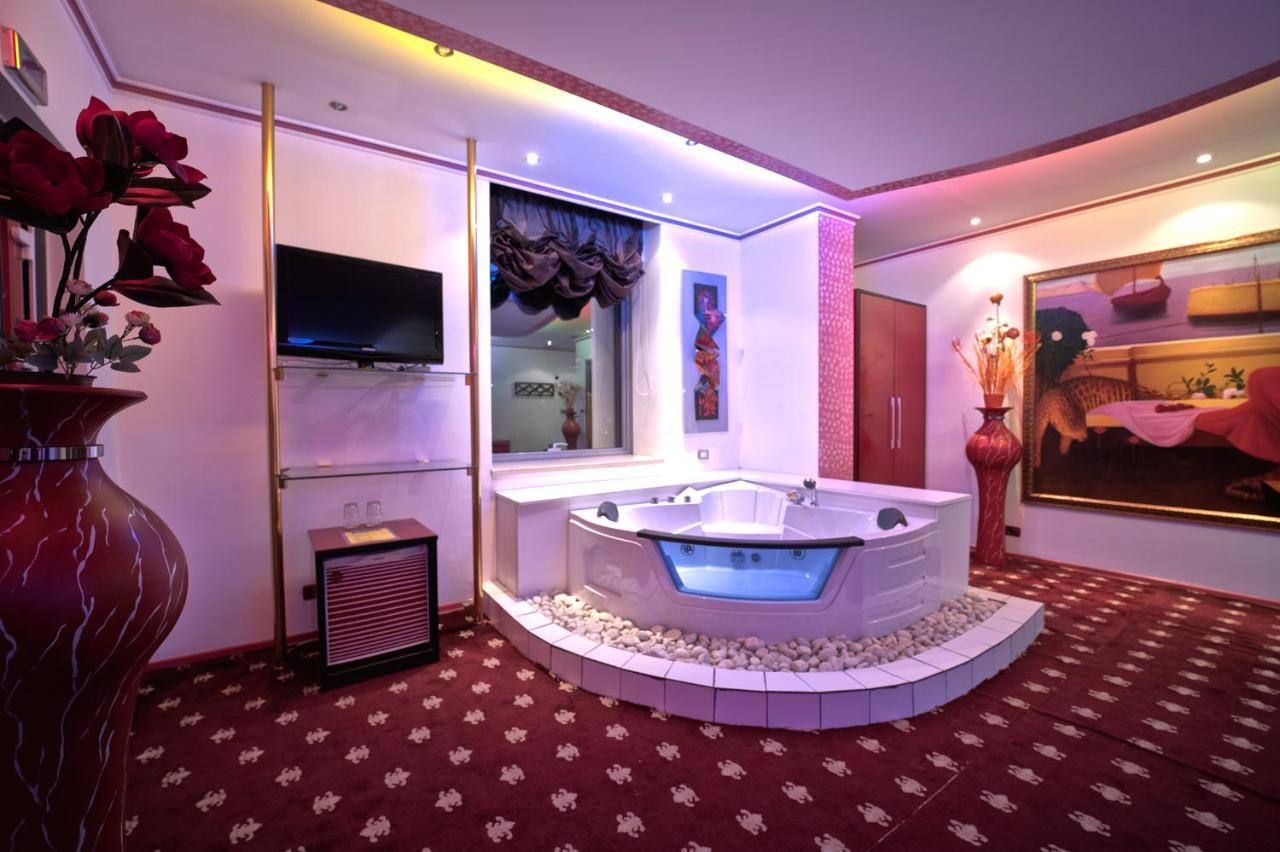 Hotel Rosa Blu Tirana Exterior photo